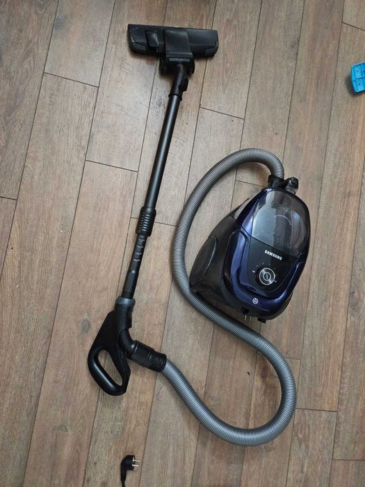Пылесос Samsung VC18M3120VB