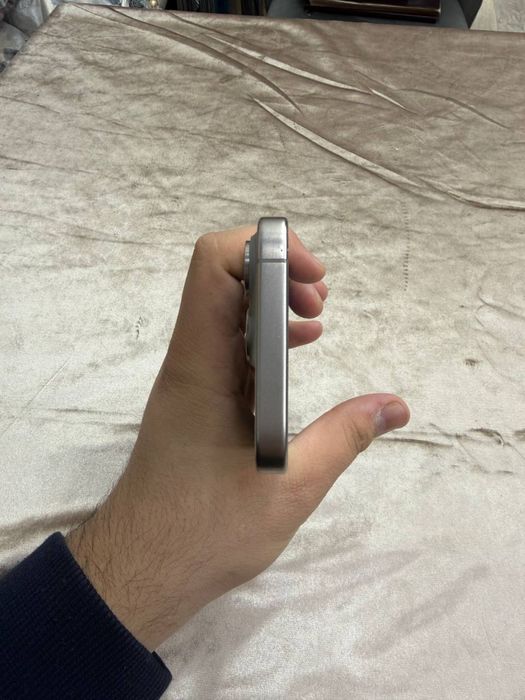 IPhone 15 pro silver