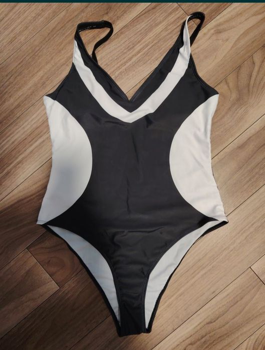 Цял  бански  в черно и бяло