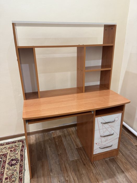 Продаётся письменный стол