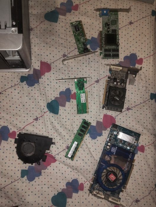 Vand componente pc si un pc aproape complet (ii lipseste sursa si hdd)