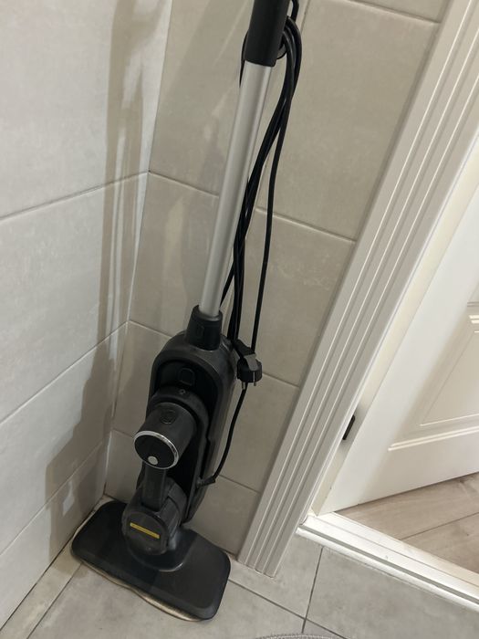 Электро швабра черного цвета