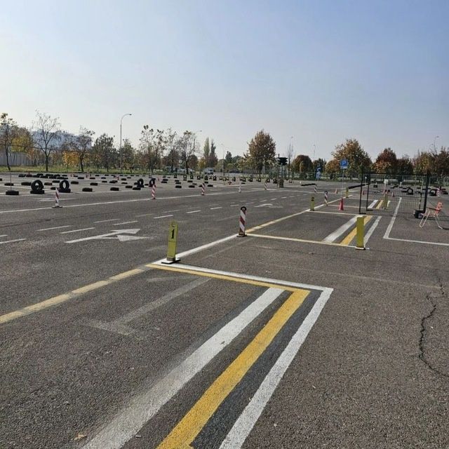 Русский  мужчина  авто-инструктор. Учу с нуля.