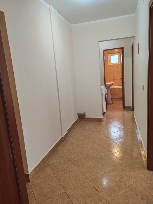 Închiriez apartament 3 camere