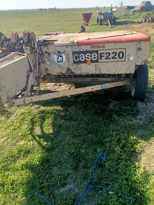 Vând presă de balotat Case F220
