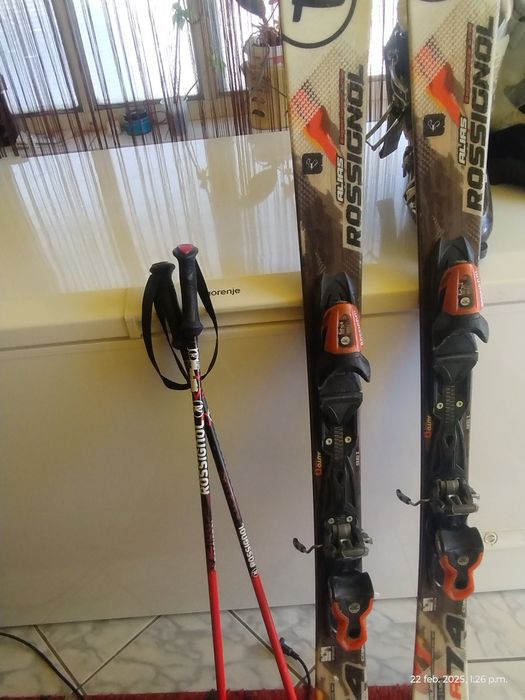 Vând schiuri și clapari