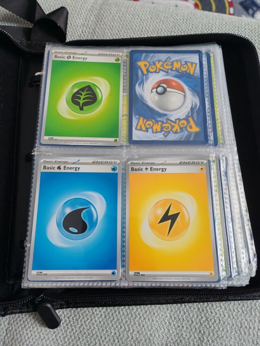 Album pokemon cu 137 de cărți cu pokemon