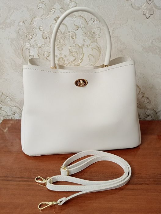 Жен. сумочка белого цвета.