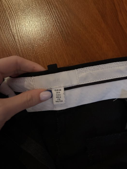 Продавам черен панталон на H&M