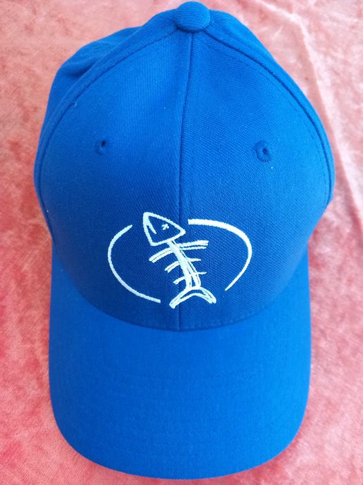 Синя шапка с дизайн на рибена кост