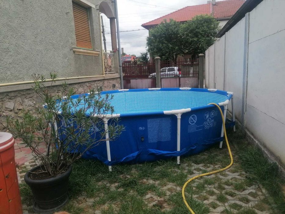 Vând piscina pentru curte