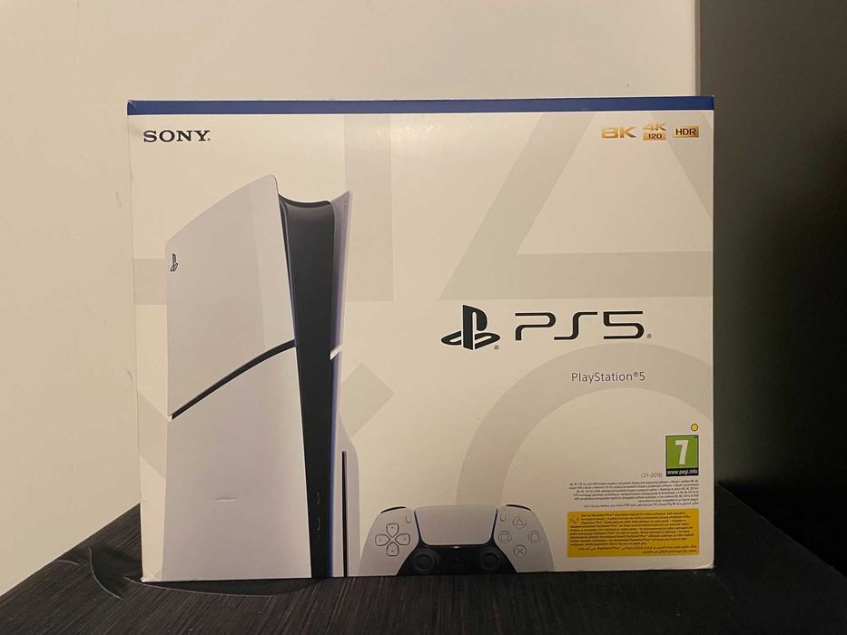 Продавам Sony PlayStation 5 Disc Edition + 2 игри — като нов