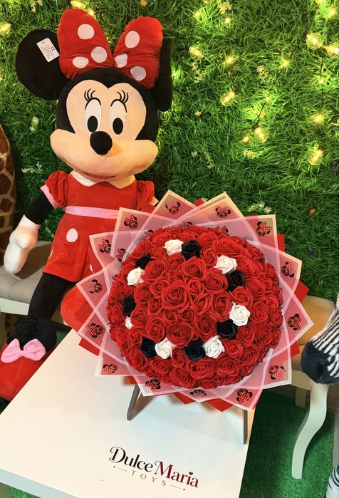 Pachet cadou Minnie Mouse uriașă și buchet 101 trandafiri