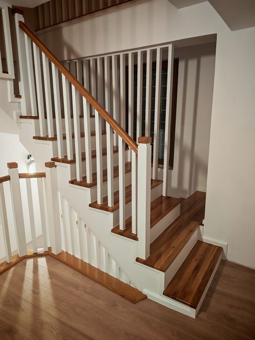 Scări, balustrade și riflaje din lemn masiv.