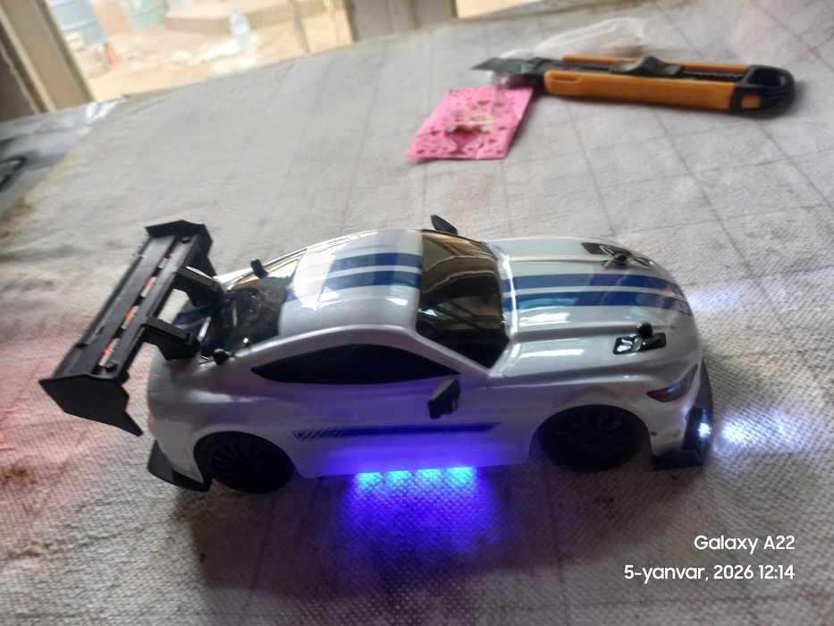 Sotiladi ikkta masofadan boshqariladigan mashina batarekalari bilan.