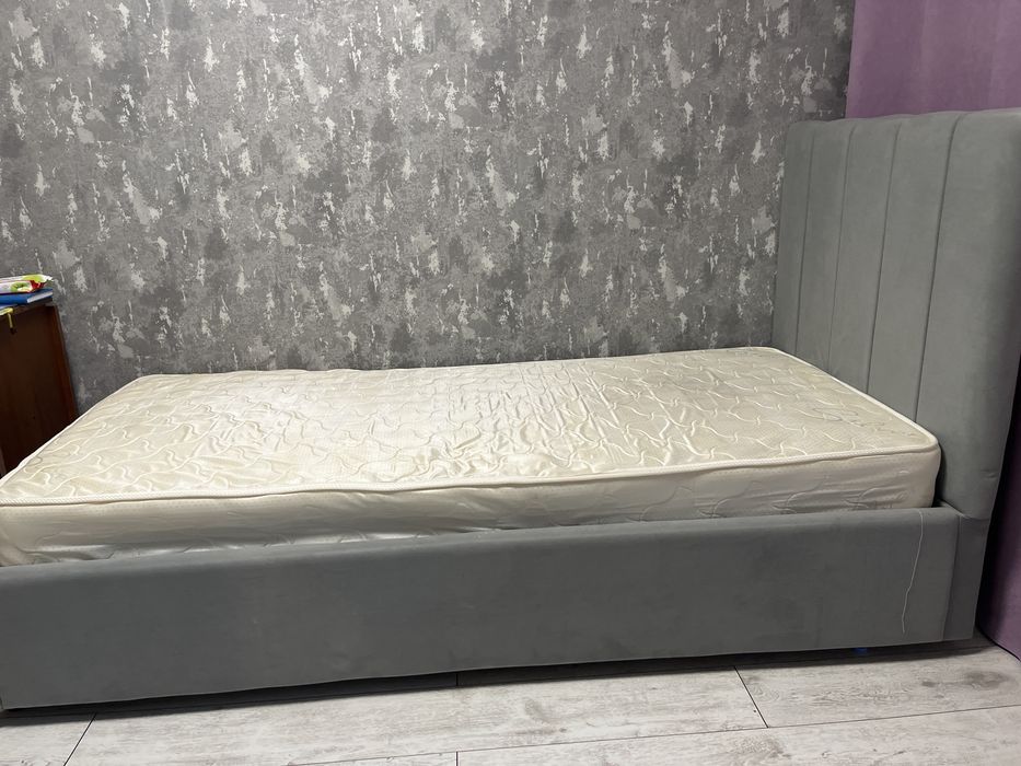 Кровать с матрасом