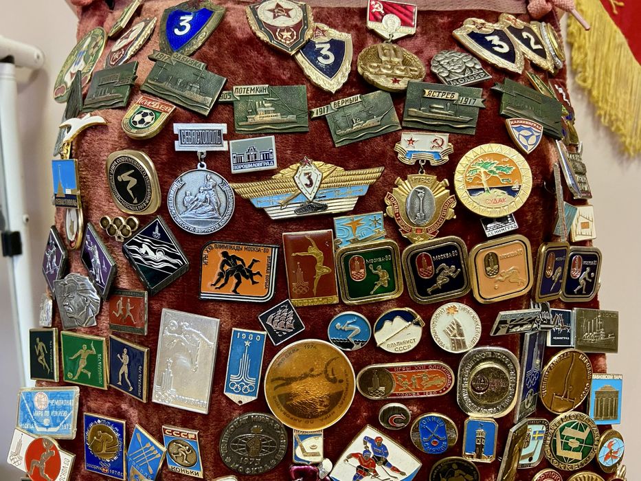 Продавам колекция от медали, значки и паметни знаци