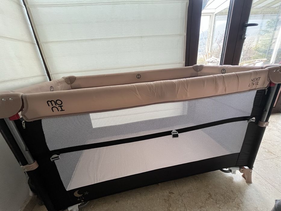 Moni Детска кошара Next Level + люлеещ механизъм + Rainy Бебешки хипоалергенен матрак