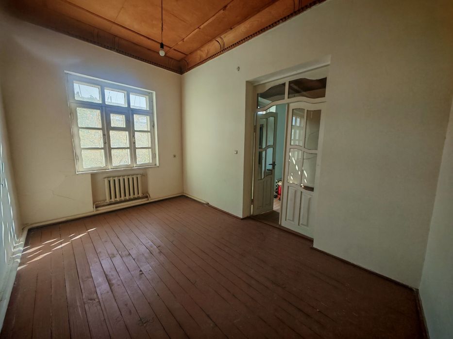 Nazarbek-Xarakat. Remont talab mustahkam hovli sotiladi