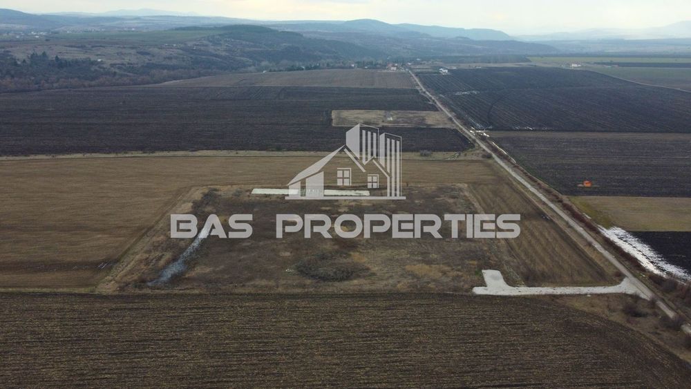 Парцел за промишлено строителство в София, област-с.Хераково площ 270