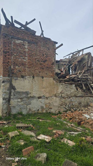 Продавам стара къща,която е за събаряне.