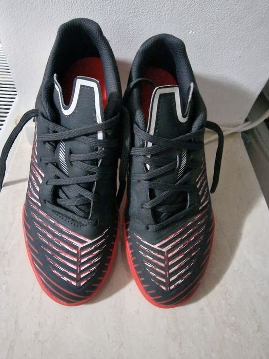 Adidasi pentru fotbal in sala