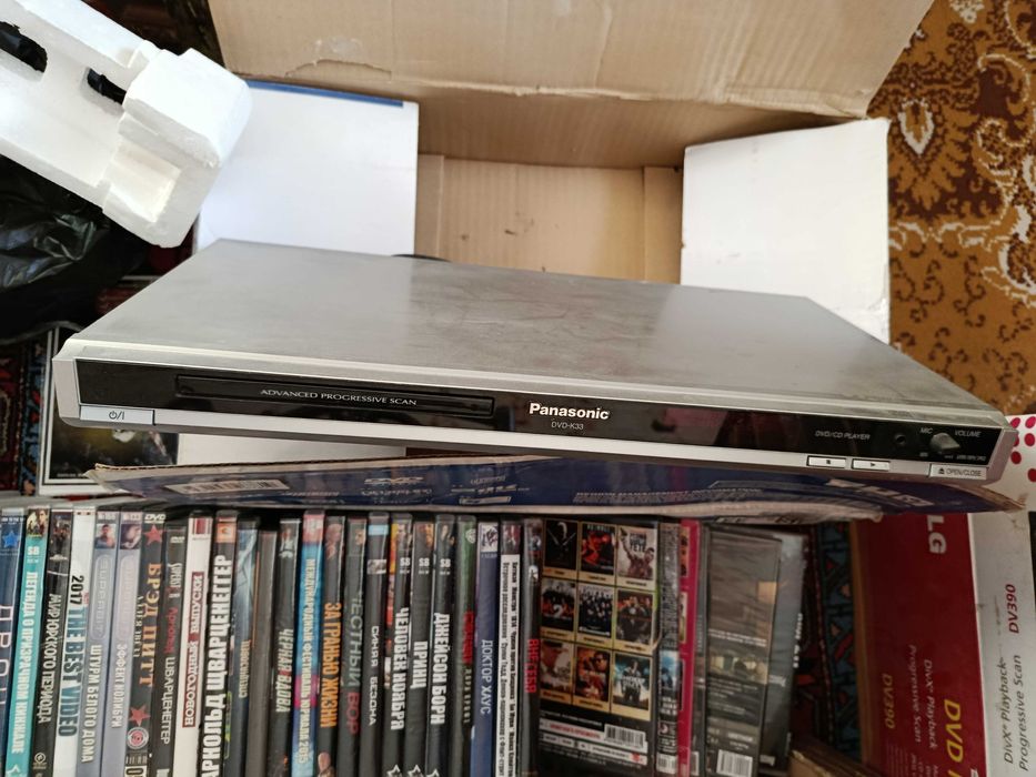 2 DVD проигрывателя и 500 Дисков