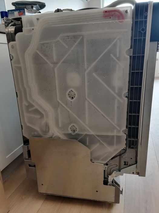 Продава се чисто нова съдомиялна Bosch, но явно с фабричен дефект!