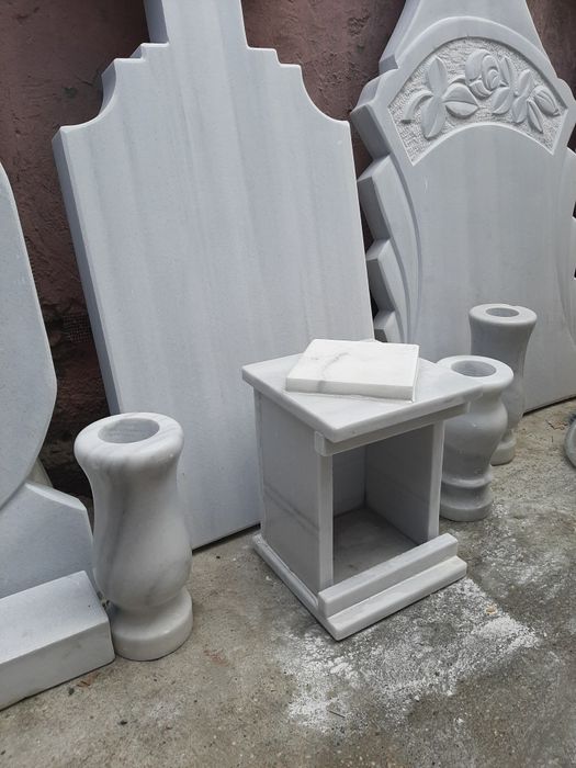 Felinare metalice si cruci din marmură la super preturi