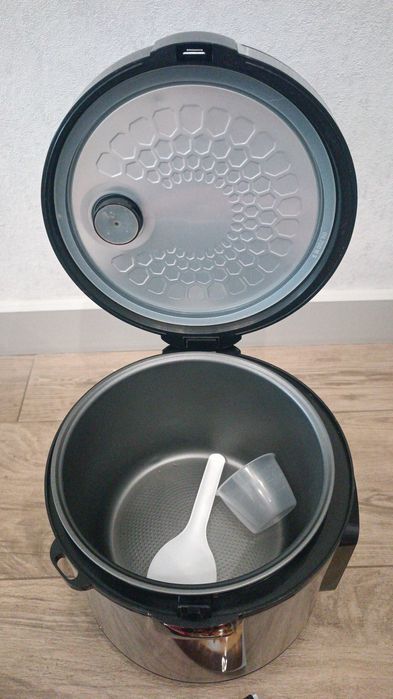 Мультиварка REDMOND  (новая)