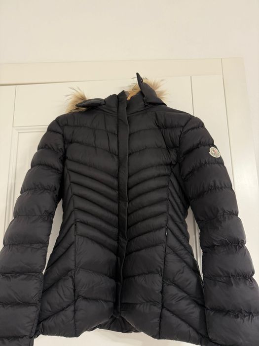 Geaca neagra cu gluga blana naturala