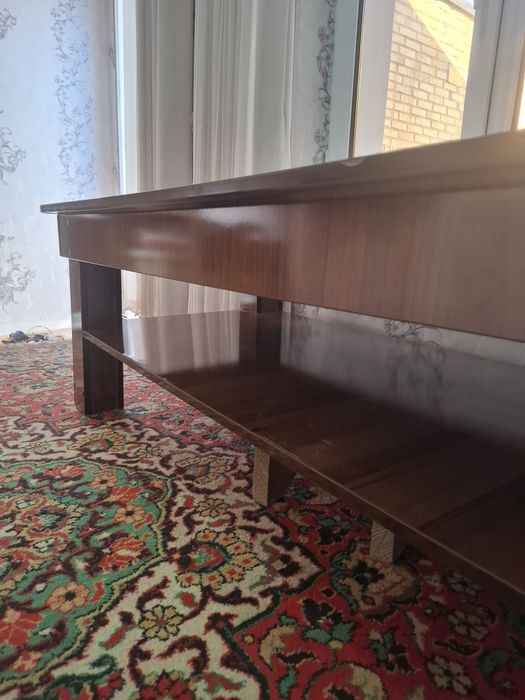 Семейный стол для