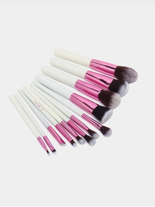 Kosmetika kistochka nabor. Набор кистей для макияжа.