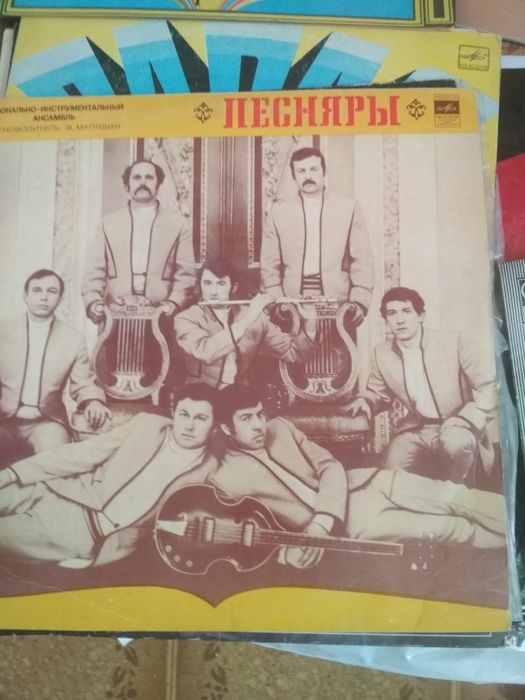 Пластинки разнообразные,есть зарубежные исполнители  много сказок для