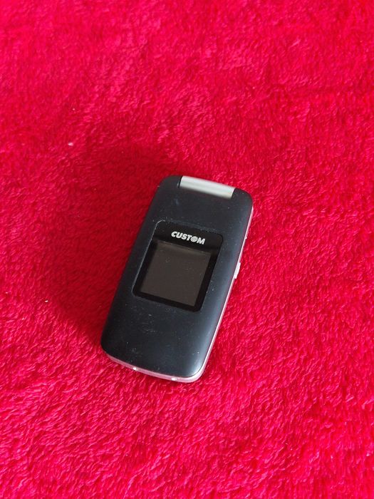 Telefon cu clapeta cu display dublu