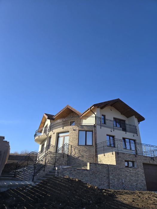 Urgent propietar casa personala Casa rediu cu beci și garaj