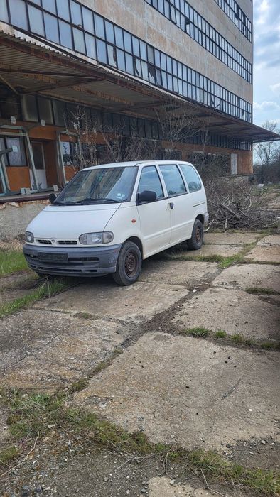 Продавам Нисан Серена 2.3 D
