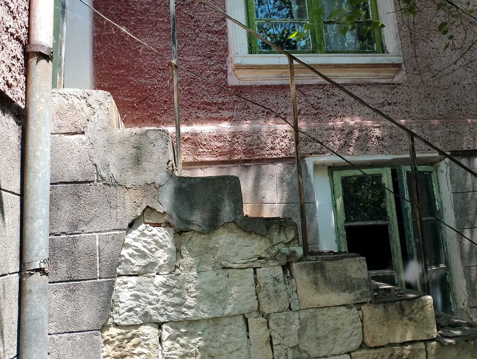 къща с двор в церовец