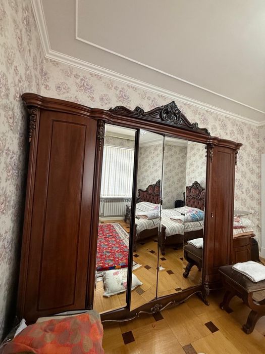Спальный гарнитур(гардеробный шкаф,туалетный столик зеркало,диван)