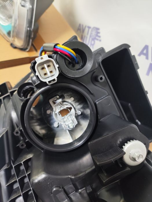 Фара передняя Авенсис