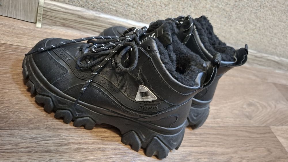 Тёплые ботинки  Crosby.