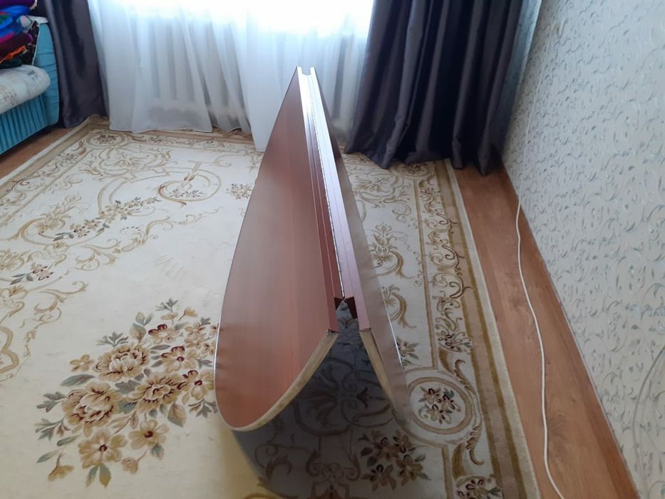 Стол круглый низкий