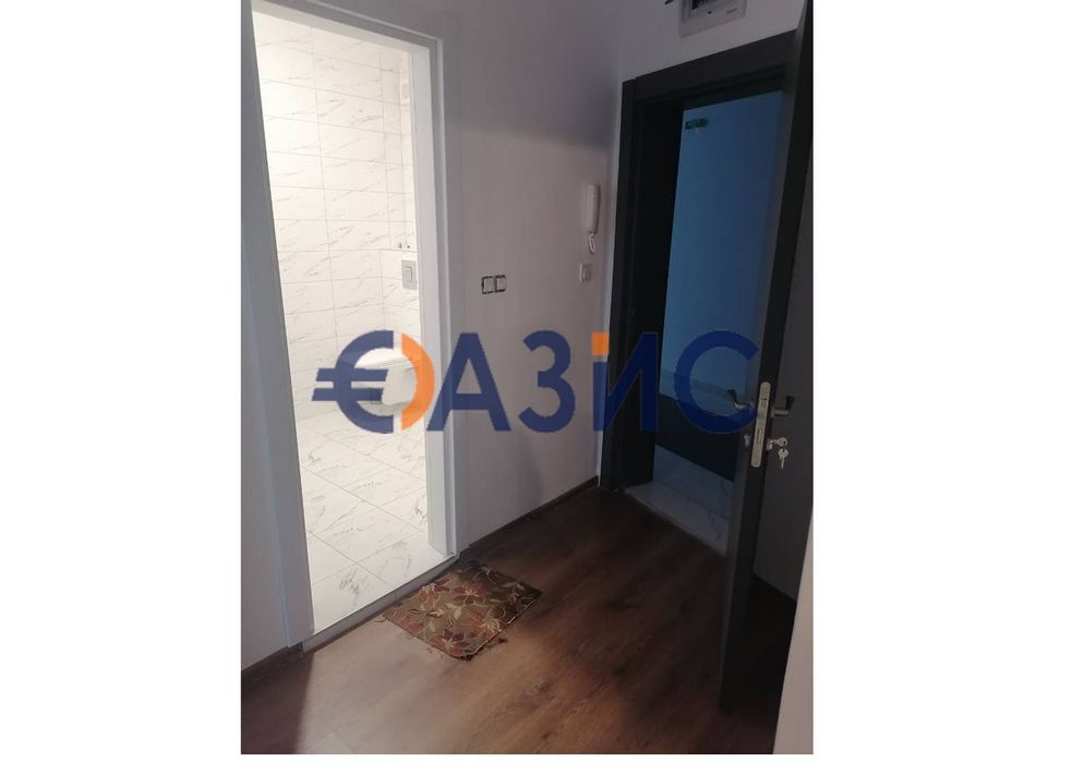 Два 2-стайни апартамента на 4-ти етаж със страничен изглед към морето