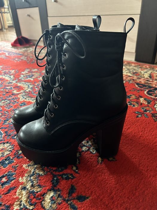 Зимние сапоги на платформе