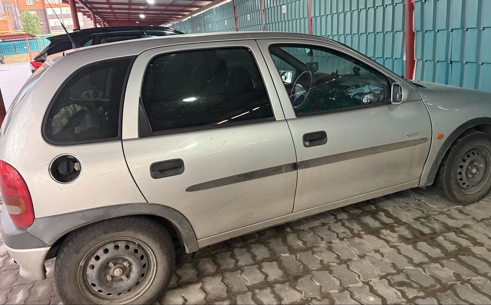 Продам автомобиль опель корса 2000 года