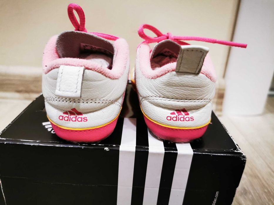 Бебешки маратонки /буйки Adidas да момиче 18 номер