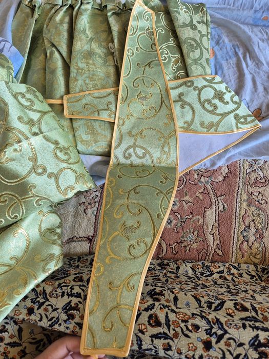 Срочно көшуге байланысты перде сатылады.