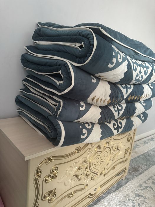 Көрпе жастық и Сандық