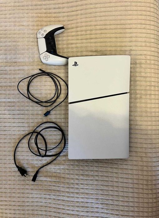 Vând PlayStation 5 Slim 1TB – ca nou, garanție până în 2026