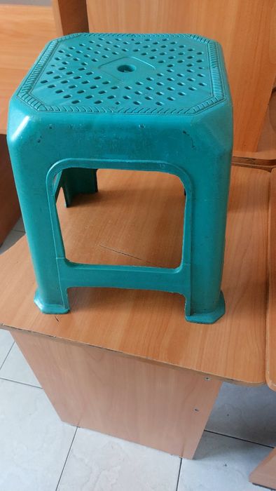 Продам шкафи стулья